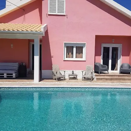 Family Pool & Holiday home *